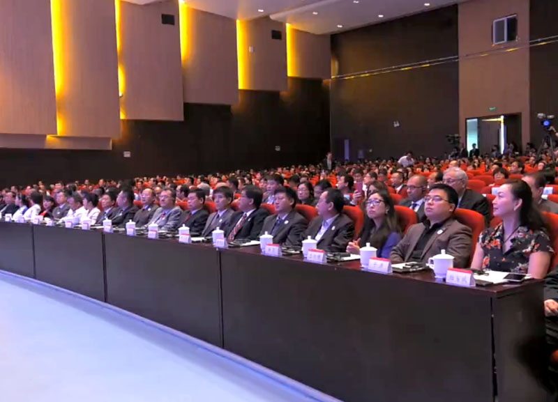 每个妇女，，，每个儿童启动仪式